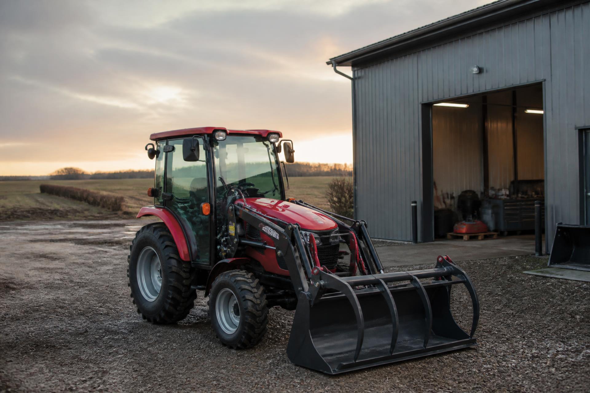 Traktor med frontlæsser holder foran værkstedet på Kalumvej i Brønderslev